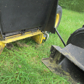 https://salesmanual.deere.com/sales/salesmanual/images/NA/lawn_equipment/features_attachment/x700/60hc_powerflow_sig_ser_fld_cleanout.jpg