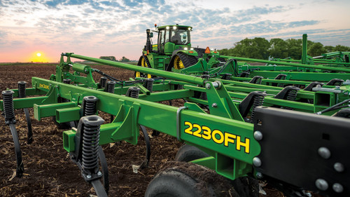 https://www.deere.com/assets/images/region-4/products/tillage/seedbed-tillage/2230-floating-hitch-field-cultivator/2230_floating_hitch_r4g013996_large_460c59d42ce230e3c38d1863df9f231f0ed49630.jpg