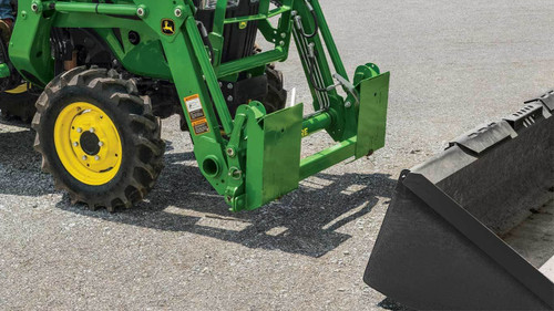 https://www.deere.com/assets/images/region-4/products/frontier-implements/skid-steer-loader-adapter/sa20f/r4d127029_SA20F_rrd_large_3e1365cf1ba33111d914d050bcffb65b4993b765.jpg