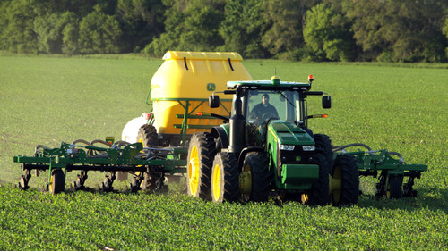 https://www.deere.com/assets/images/region-4/products/application-equipment/2510h-dry-nutrient-applicator/2510h_dry_nutrient_applicator_r4a060428_large_2363a64dc71e96dcd2e925356ec34b4351768b95.jpg