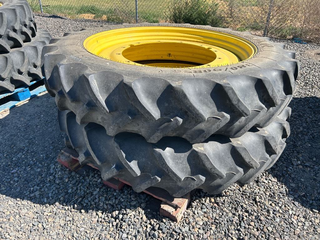 2020 John Deere 380 TIRES