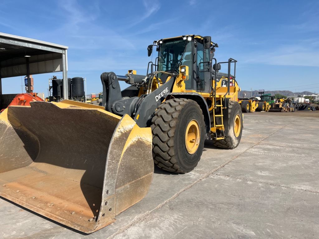 2021 John Deere 744L