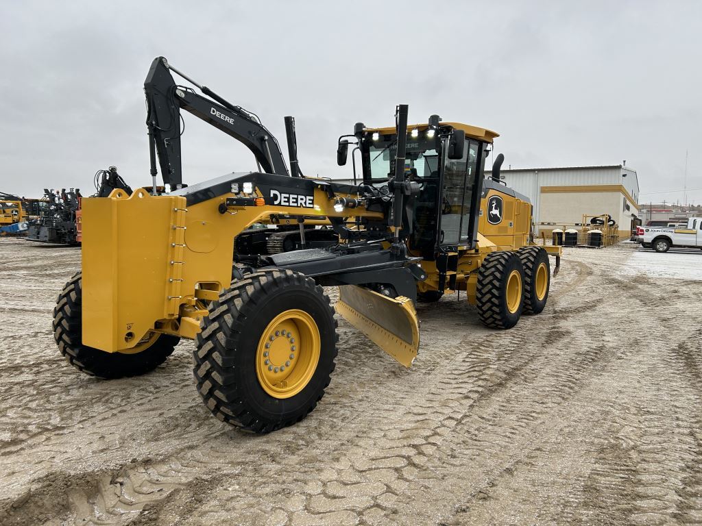2023 John Deere 772G