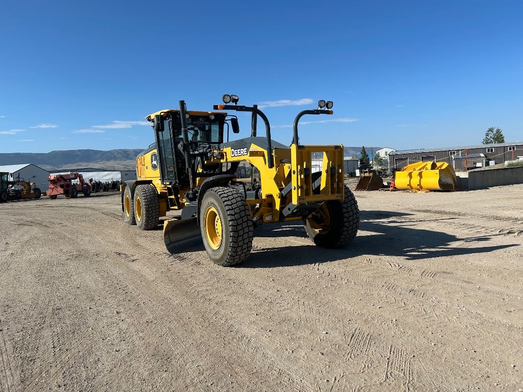 2023 John Deere 772G