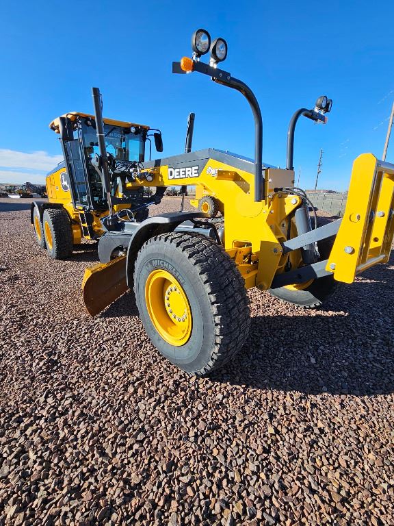 2023 John Deere 772G