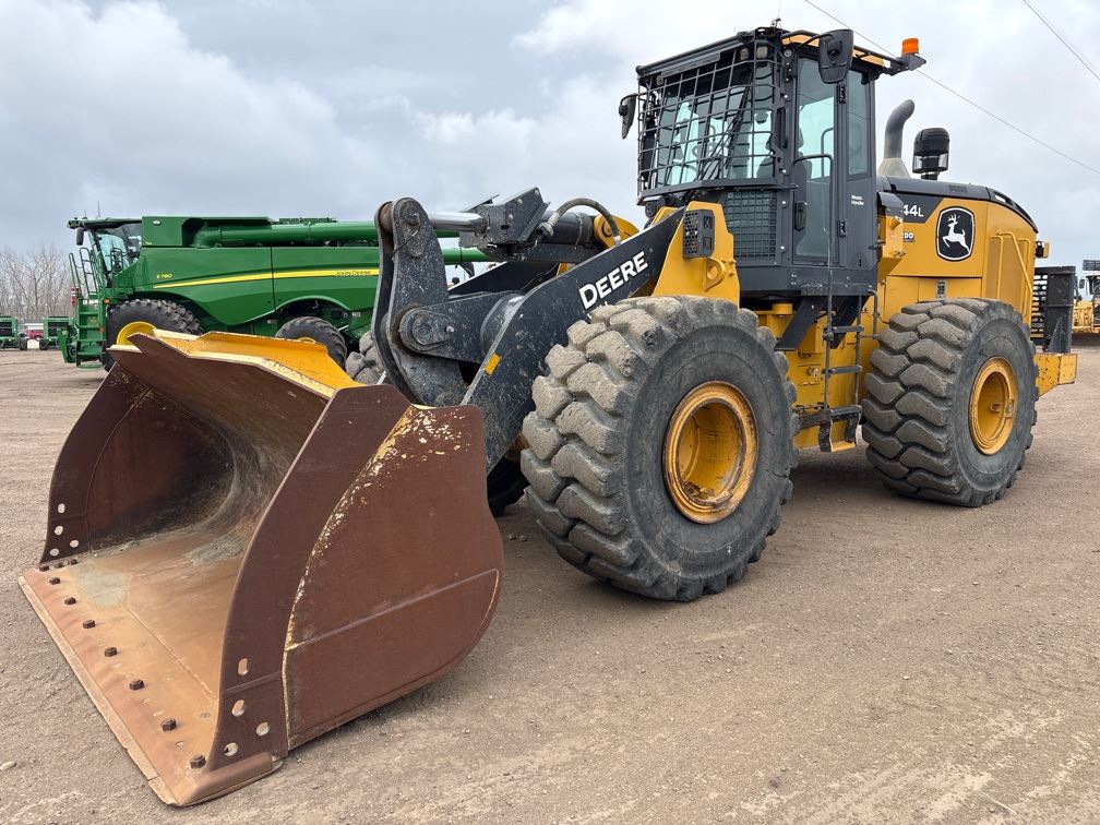 2020 John Deere 744L