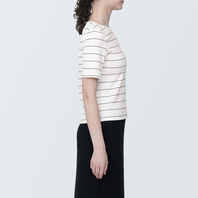 T‐shirt donna elasticizzata a maniche corte e a coste con scollo a barca