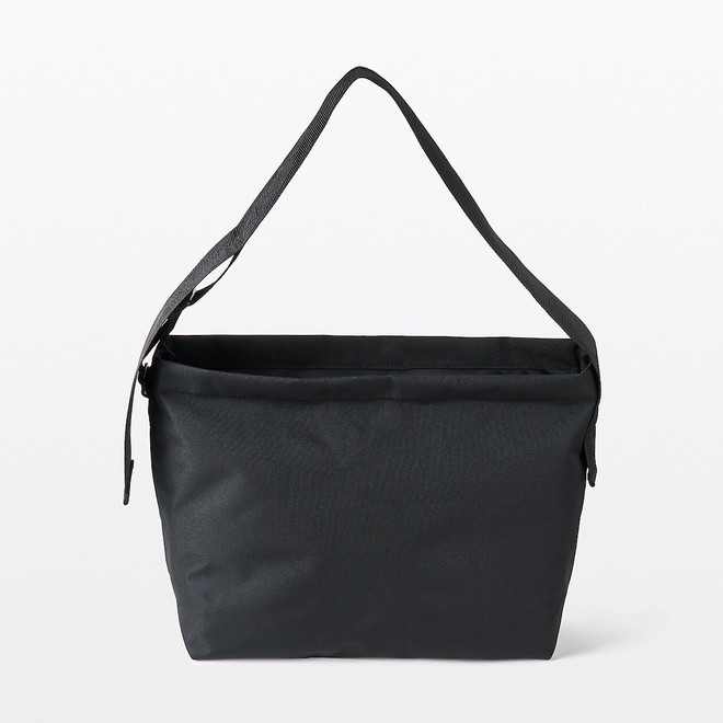 Borsa a tracolla quadrata con ampia tracolla