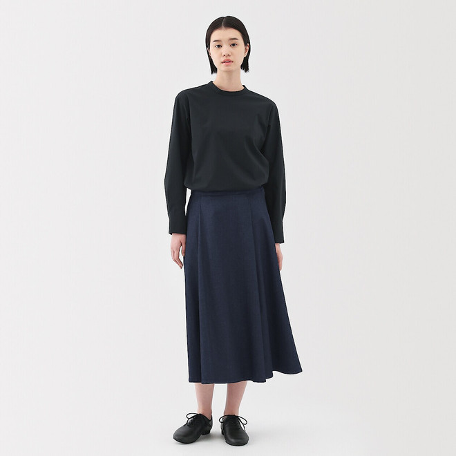 Gonna svasata in denim leggero elasticizzato da donna.