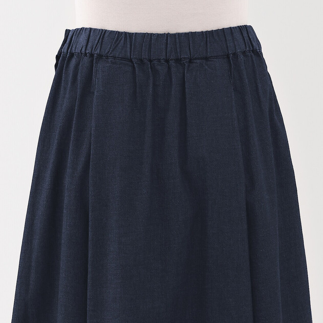Gonna svasata in denim leggero elasticizzato da donna.