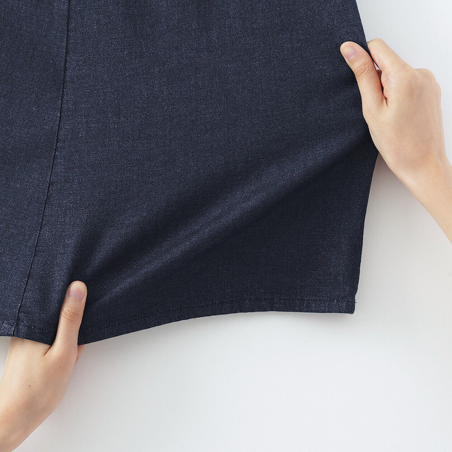 Gonna svasata in denim leggero elasticizzato da donna.