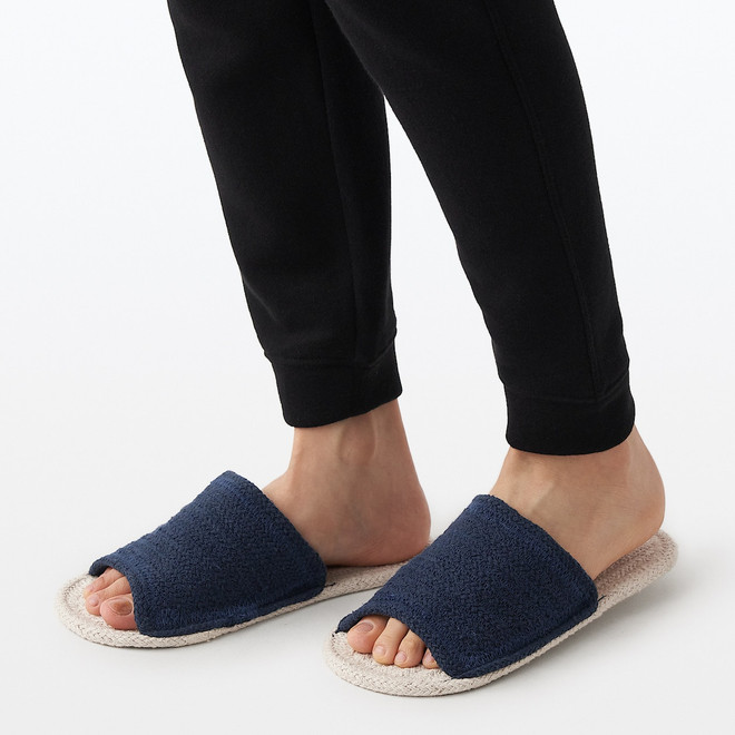Pantofole punta aperta in misto cotone indiano.