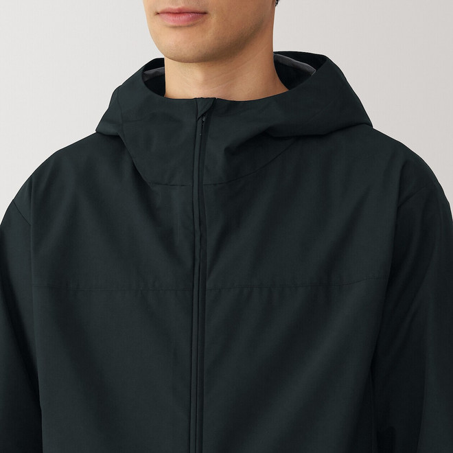 Giacca idrorepellente con cappuccio da uomo.