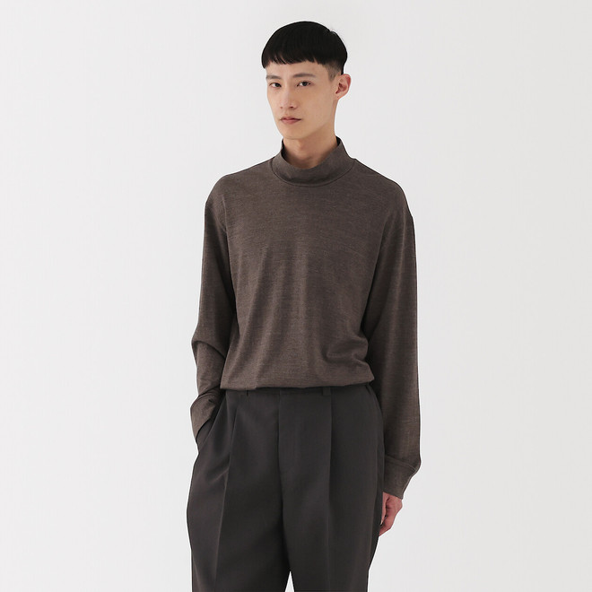 T‐shirt con collo a lupetto lavorata a maglia tradizionalmente in misto lana da uomo