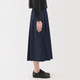 Gonna svasata in denim leggero elasticizzato da donna.