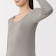 T‐shirt a maniche lunghe in cotone caldo con scollo a U da donna
