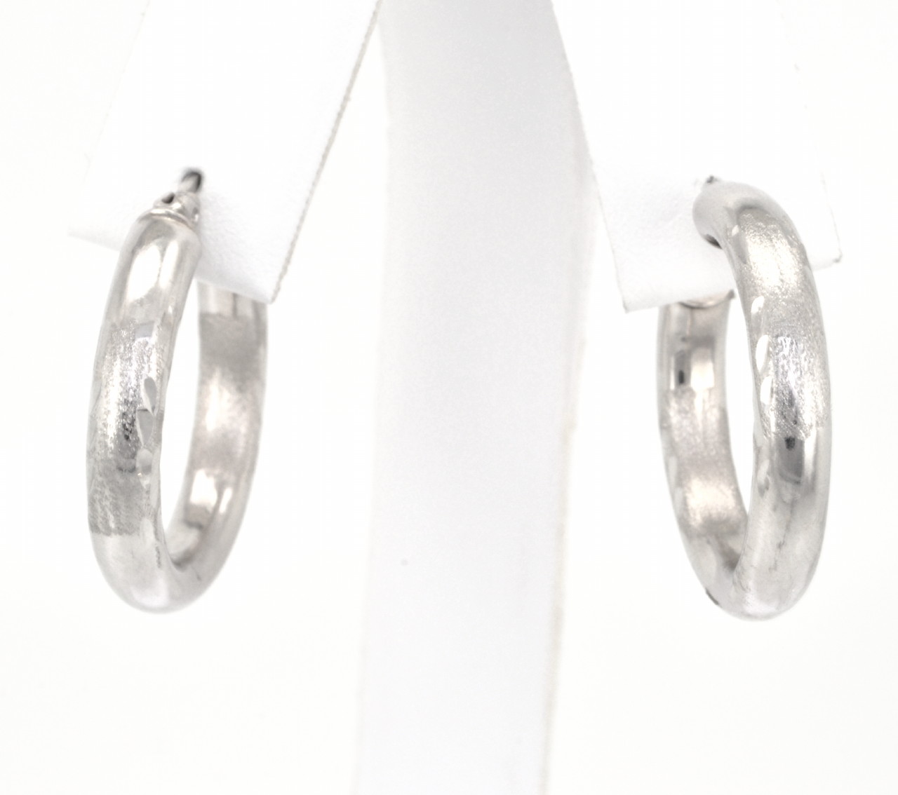 14K White Gold Diamond Cut Hoop Earrings 40001152 Shin Brothers* 14K White Gold Diamond Cut Hoop Earrings 40001152 Shin Brothers*