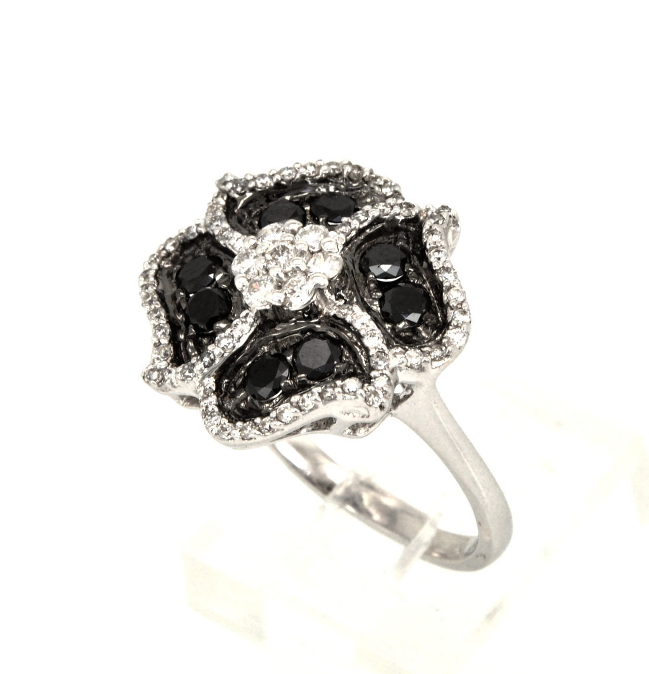 18K White Gold Black and White Diamond Ring 11003739 | Shin Brothers* 18K White Gold Black and White Diamond Ring 11003739 | Shin Brothers*