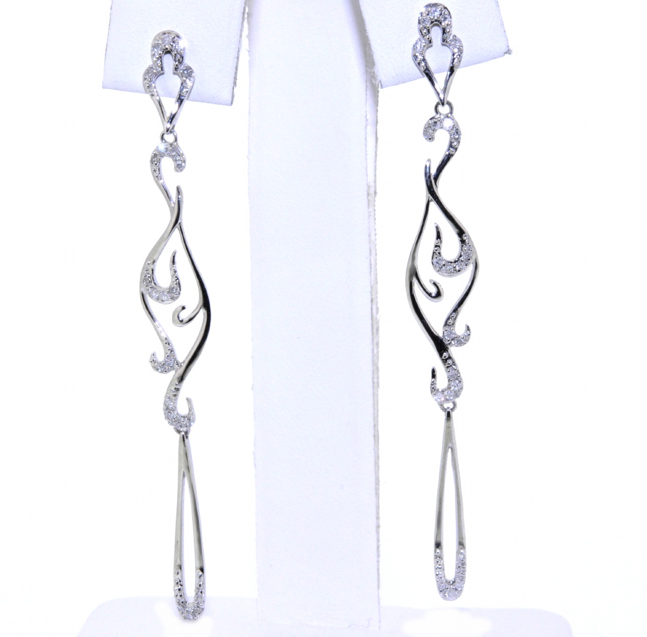14K White Gold Diamond Hanging Earrings 41060612 | Shin Brothers* 14K White Gold Diamond Hanging Earrings 41060612 | Shin Brothers*