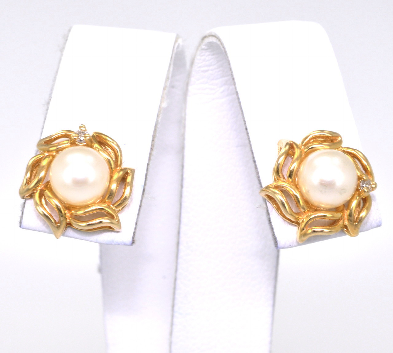 14K Yellow Gold Diamond Pearl Flower Earrings 42001302 | Shin Brothers* 14K Yellow Gold Diamond Pearl Flower Earrings 42001302 | Shin Brothers*