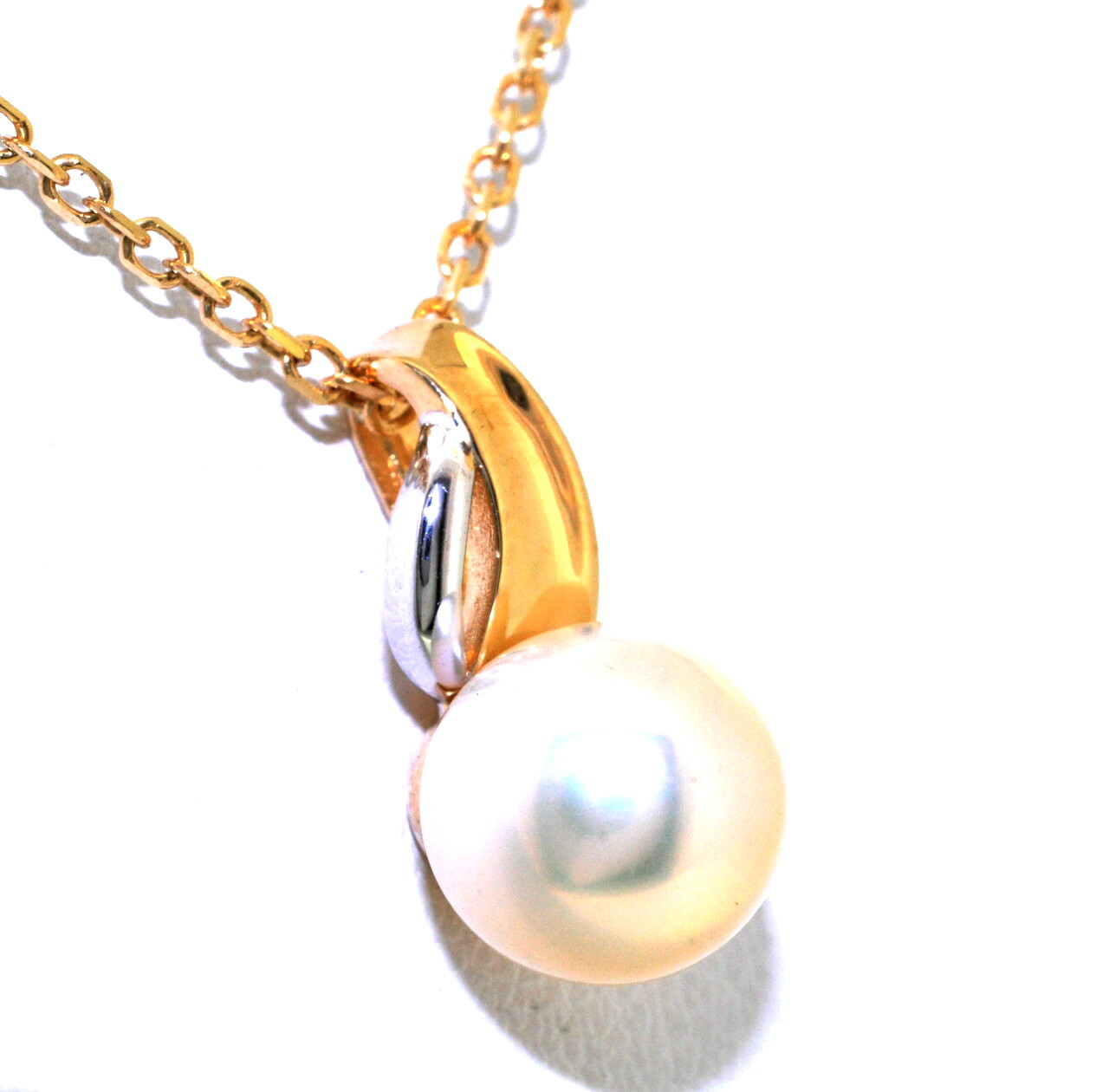 14K Two Tone Gold 8mm Pearl Charm 52001537 | Shin Brothers** 14K Two Tone Gold 8mm Pearl Charm 52001537 | Shin Brothers**