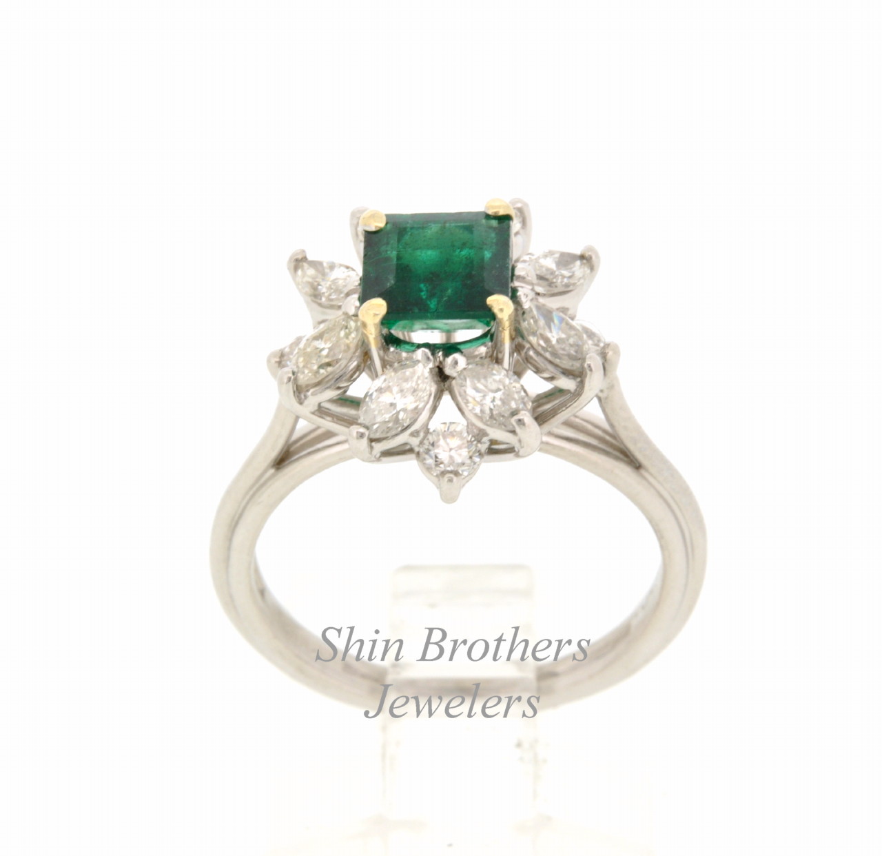 Platinum Emerald Diamond Ring  12002404  | Shin Brothers*  Platinum Emerald Diamond Ring  12002404  | Shin Brothers*
