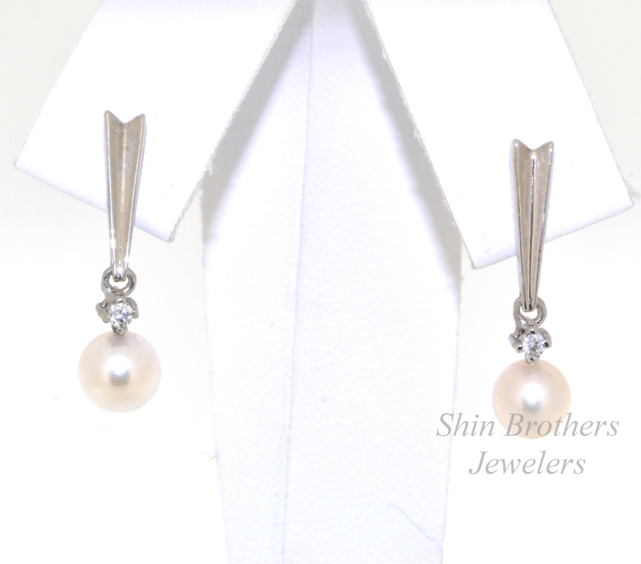 14K White Gold Diamond Pearl Drop Earrings 42001074 | Shin Brothers* 14K White Gold Diamond Pearl Drop Earrings 42001074 | Shin Brothers*
