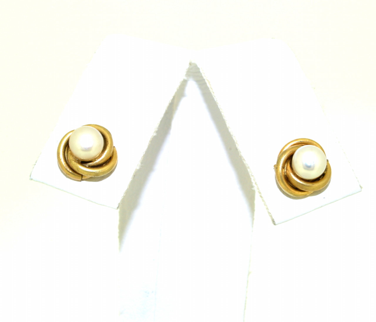 14K Yellow Gold Pearl Love Knot Stud Earrings 42002569 | Shin Brothers* 14K Yellow Gold Pearl Love Knot Stud Earrings 42002569 | Shin Brothers*