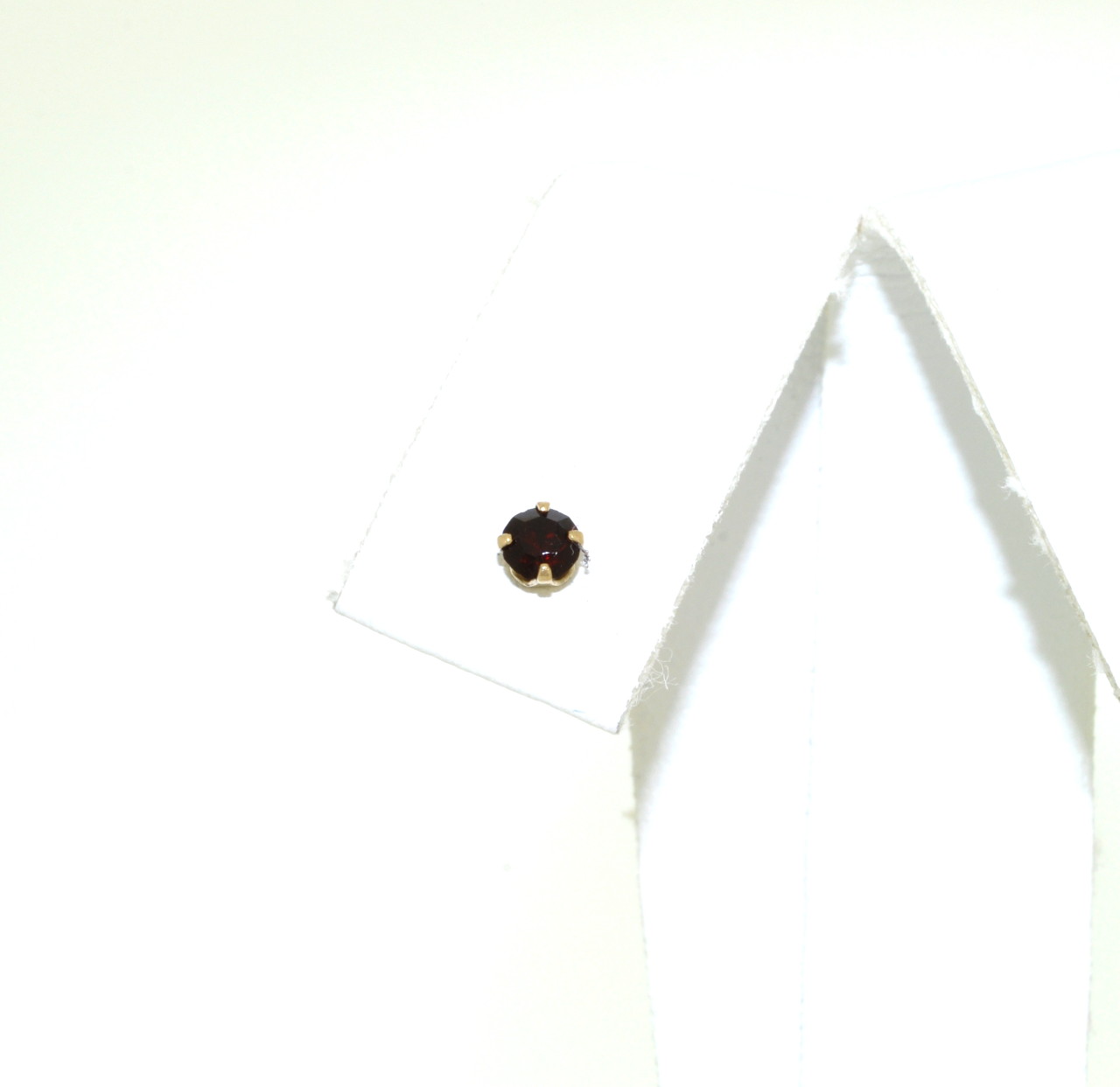 Single 14K Yellow Gold Garnet Stud Earring 42002326 | Shin Brothers* Single 14K Yellow Gold Garnet Stud Earring 42002326 | Shin Brothers*