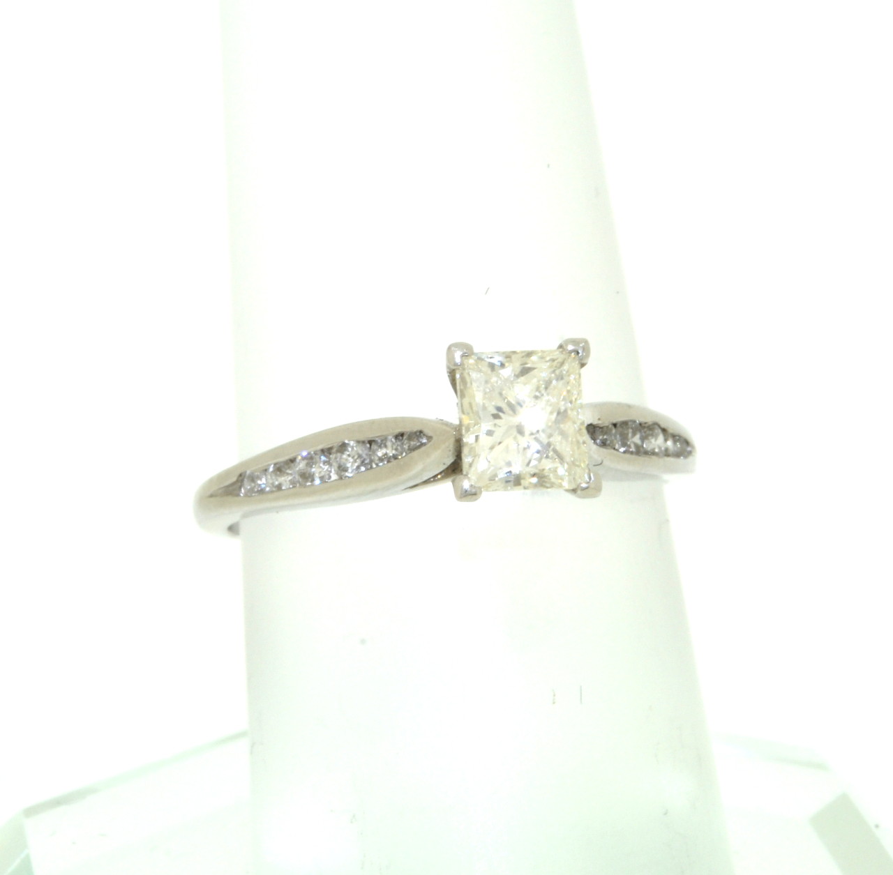 14K White Gold Princess Cut Diamond Engagement Ring 11002976 | Shin Brothers* 14K White Gold Princess Cut Diamond Engagement Ring 11002976 | Shin Brothers*