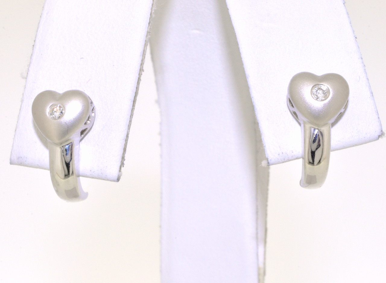 14K White Gold Diamond Heart Earrings 41001071 | Shin Brothers* 14K White Gold Diamond Heart Earrings 41001071 | Shin Brothers*