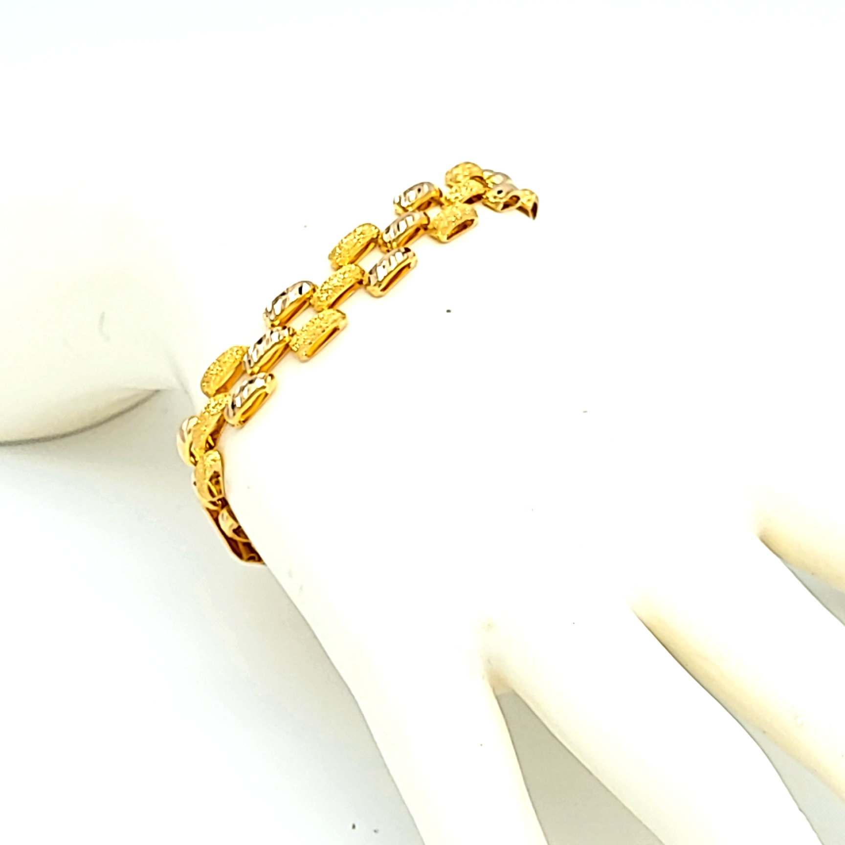 21K Yellow Gold Diamond Cut 8" Panther Link Bracelet 20002201 | Shin Brothers*  21K Yellow Gold Diamond Cut 8" Panther Link Bracelet 20002201 | Shin Brothers*
