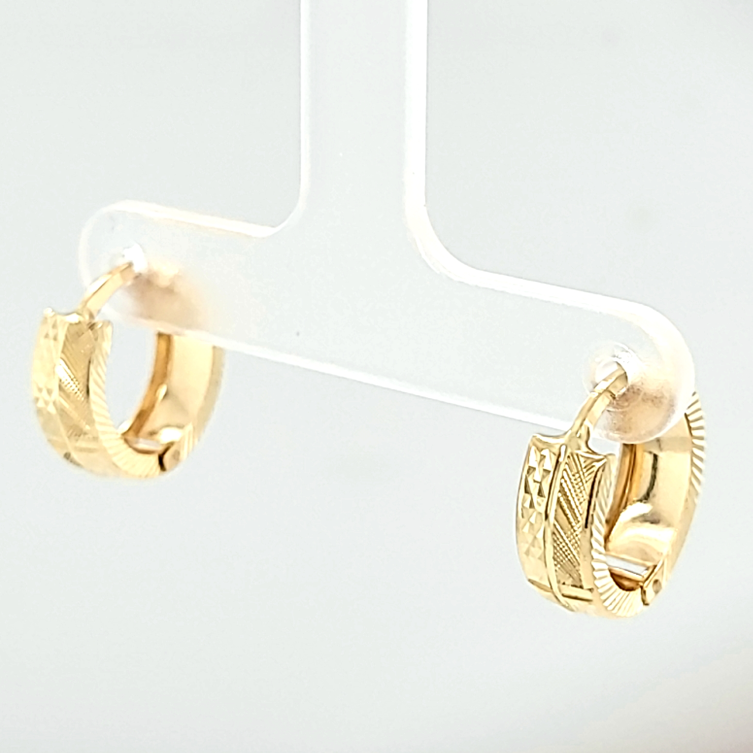 14K Yellow Gold Diamond Cut Huggie Earrings 40002846 | Shin Brothers* 14K Yellow Gold Diamond Cut Huggie Earrings 40002846 | Shin Brothers*