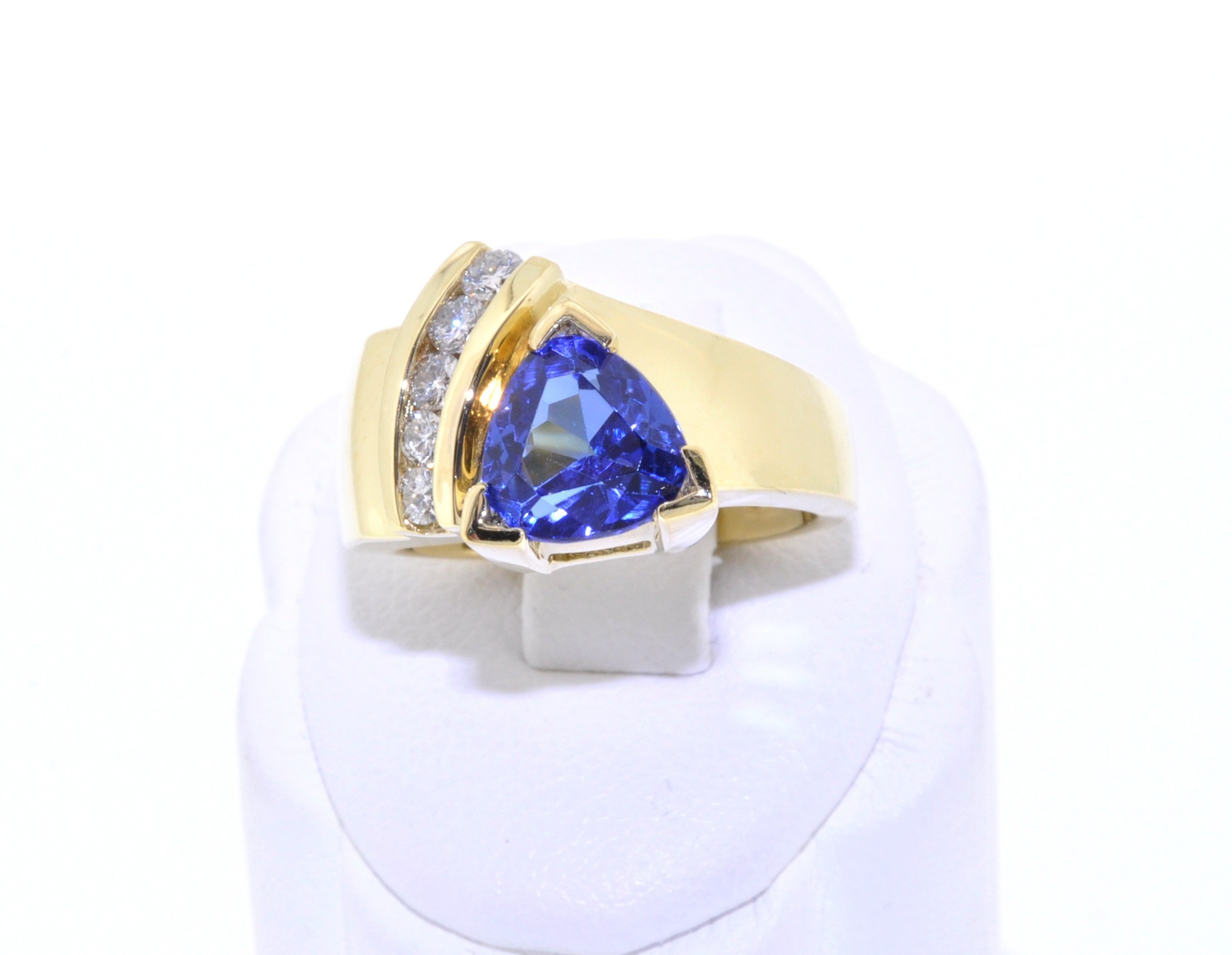 18K Yellow Gold Trillion Tanzanite / Diamond Ring | Shin Brothers Jewelers  Inc.