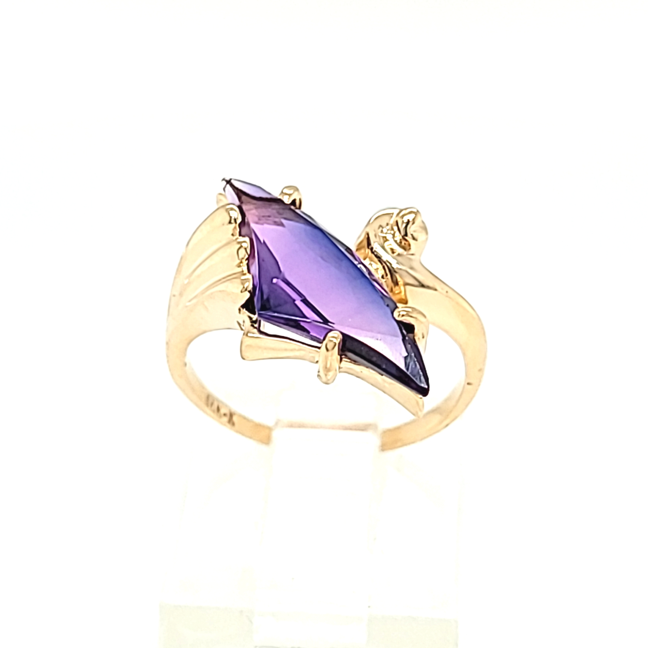 14K Yellow Gold Fancy Trillion Cut Amethyst Ring 12002925 | Shin Brothers* 14K Yellow Gold Fancy Trillion Cut Amethyst Ring 12002925 | Shin Brothers*