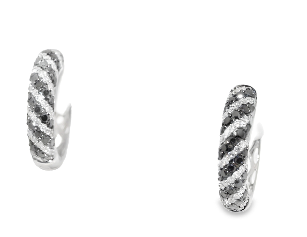 14K White Gold Black & White Diamond Hoop Earrings 41001286 | Shin Brothers* 14K White Gold Black & White Diamond Hoop Earrings 41001286 | Shin Brothers*