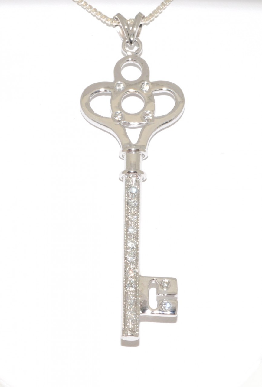 14K White/Yellow Gold Diamond Key Charm 51001151 | Shin Brothers* 14K White/Yellow Gold Diamond Key Charm 51001151 | Shin Brothers*