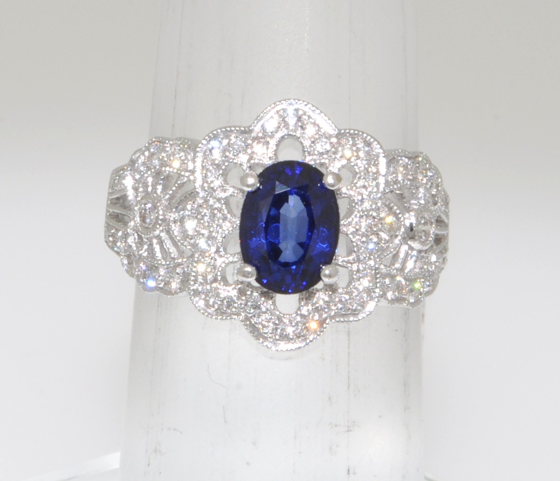 18K White Gold Diamond & Sapphire Ring 12000832 | Shin Brothers* 18K White Gold Diamond & Sapphire Ring 12000832 | Shin Brothers*