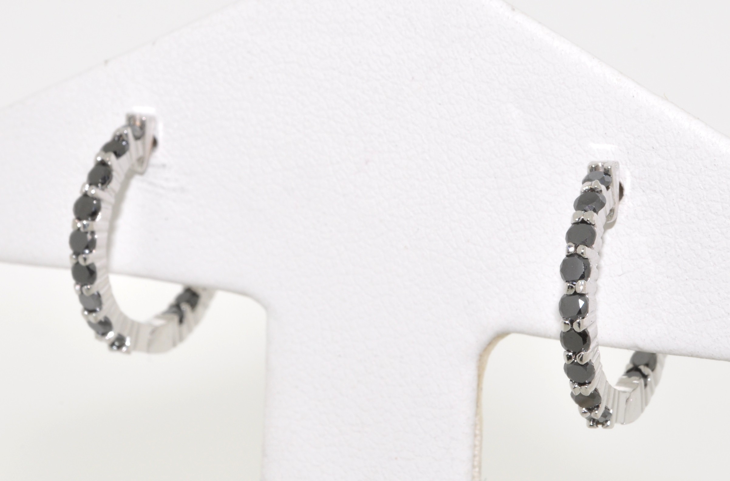 14K White Gold 1ct Black Diamond Hoop Earrings 41001320 | Shin Brothers* 14K White Gold 1ct Black Diamond Hoop Earrings 41001320 | Shin Brothers*