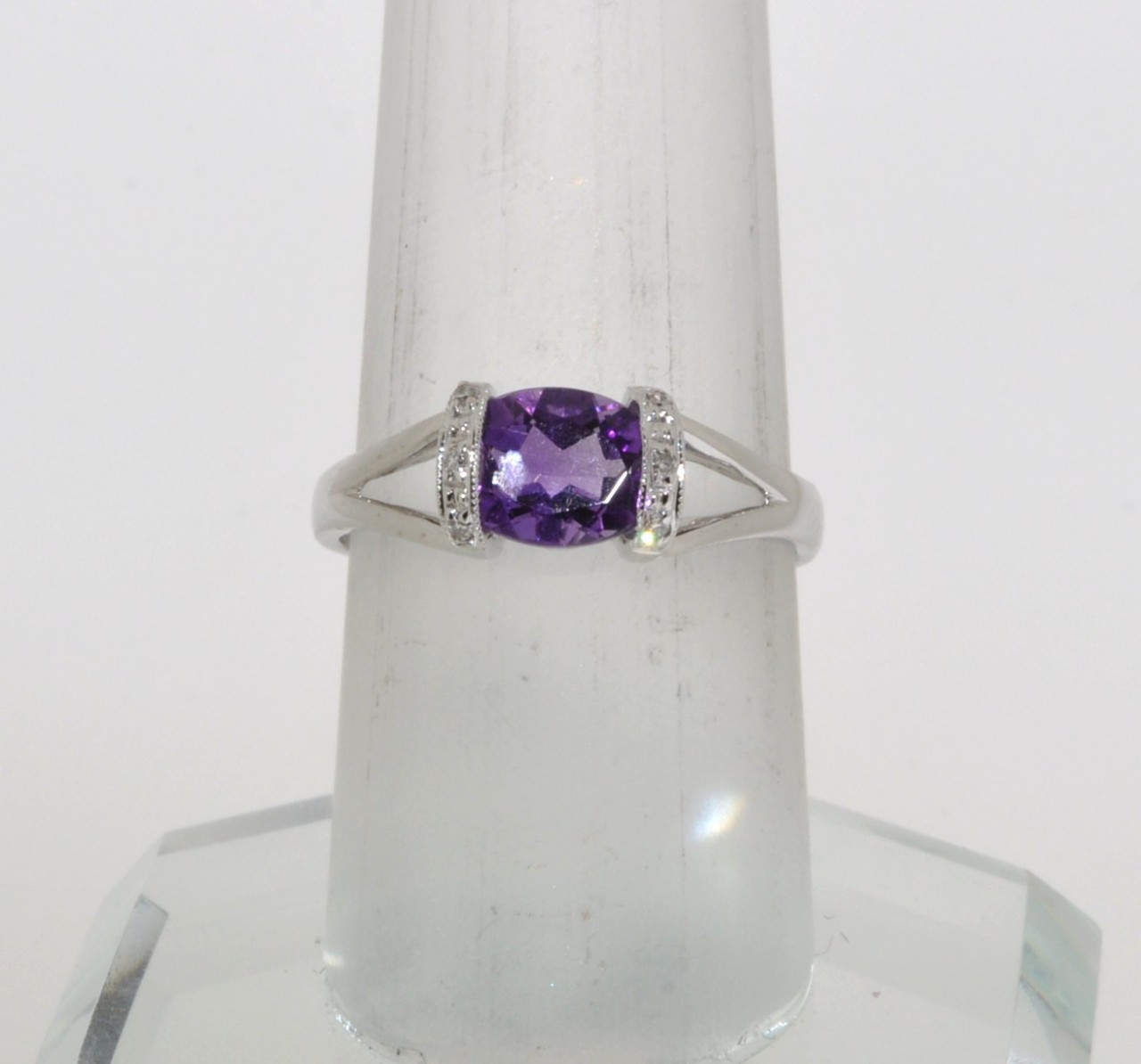 14K White Gold Amethyst & Diamond Ring 12000999 | Shin Brothers* 14K White Gold Amethyst & Diamond Ring 12000999 | Shin Brothers*