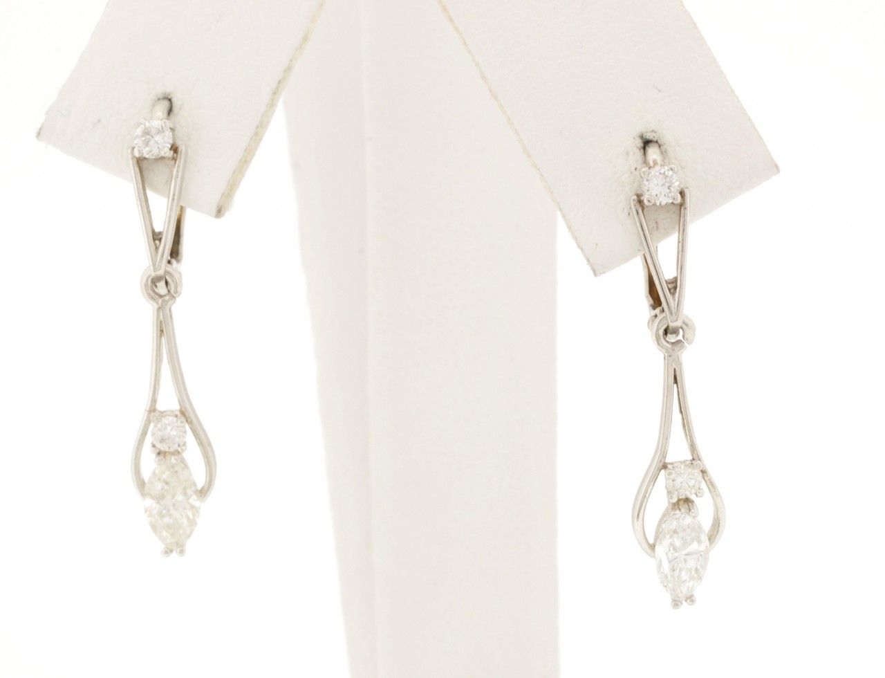 14K White Gold 0.7ct Diamond Marquise Hanging Earrings 41060287 | Shin Brothers* 14K White Gold 0.7ct Diamond Marquise Hanging Earrings 41060287 | Shin Brothers*
