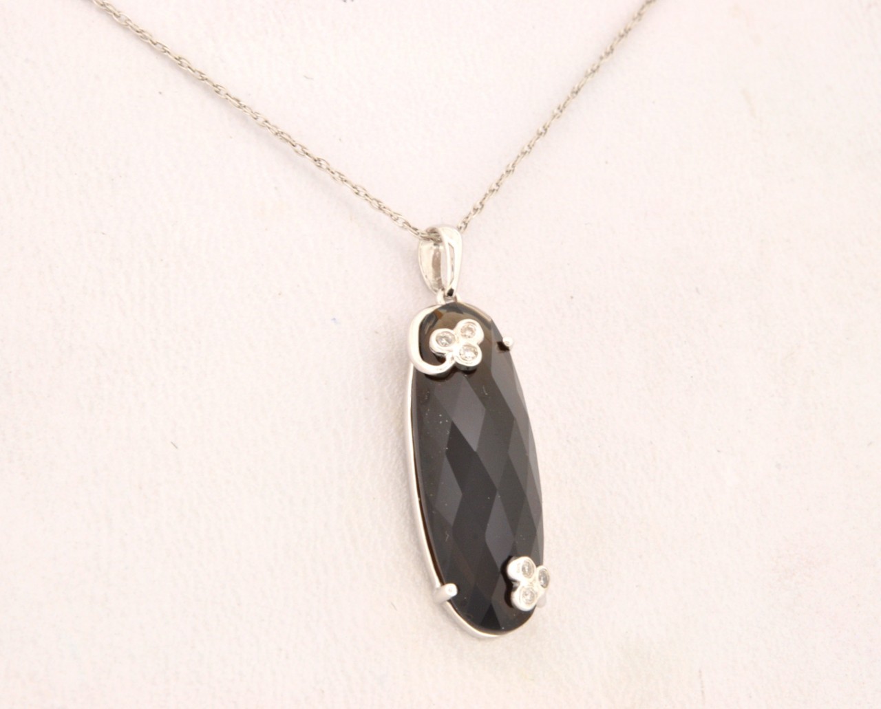 14K White Gold Smoky Topaz Pendant with Diamonds 52001139 | Shin Brothers* 14K White Gold Smoky Topaz Pendant with Diamonds 52001139 | Shin Brothers*