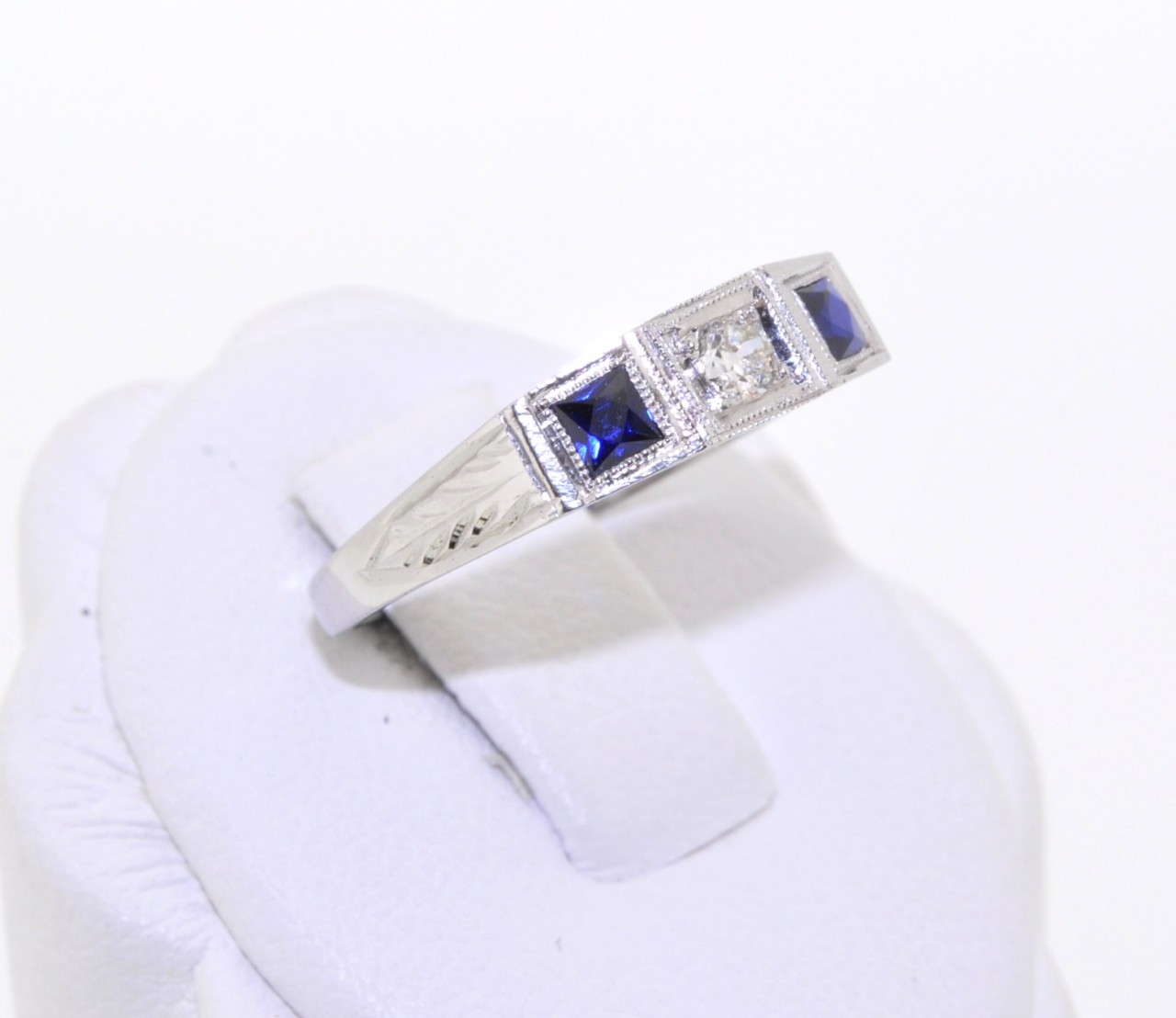 14K White Gold Diamond & Sapphire Ring 12000742 | Shin Brothers* 14K White Gold Diamond & Sapphire Ring 12000742 | Shin Brothers*