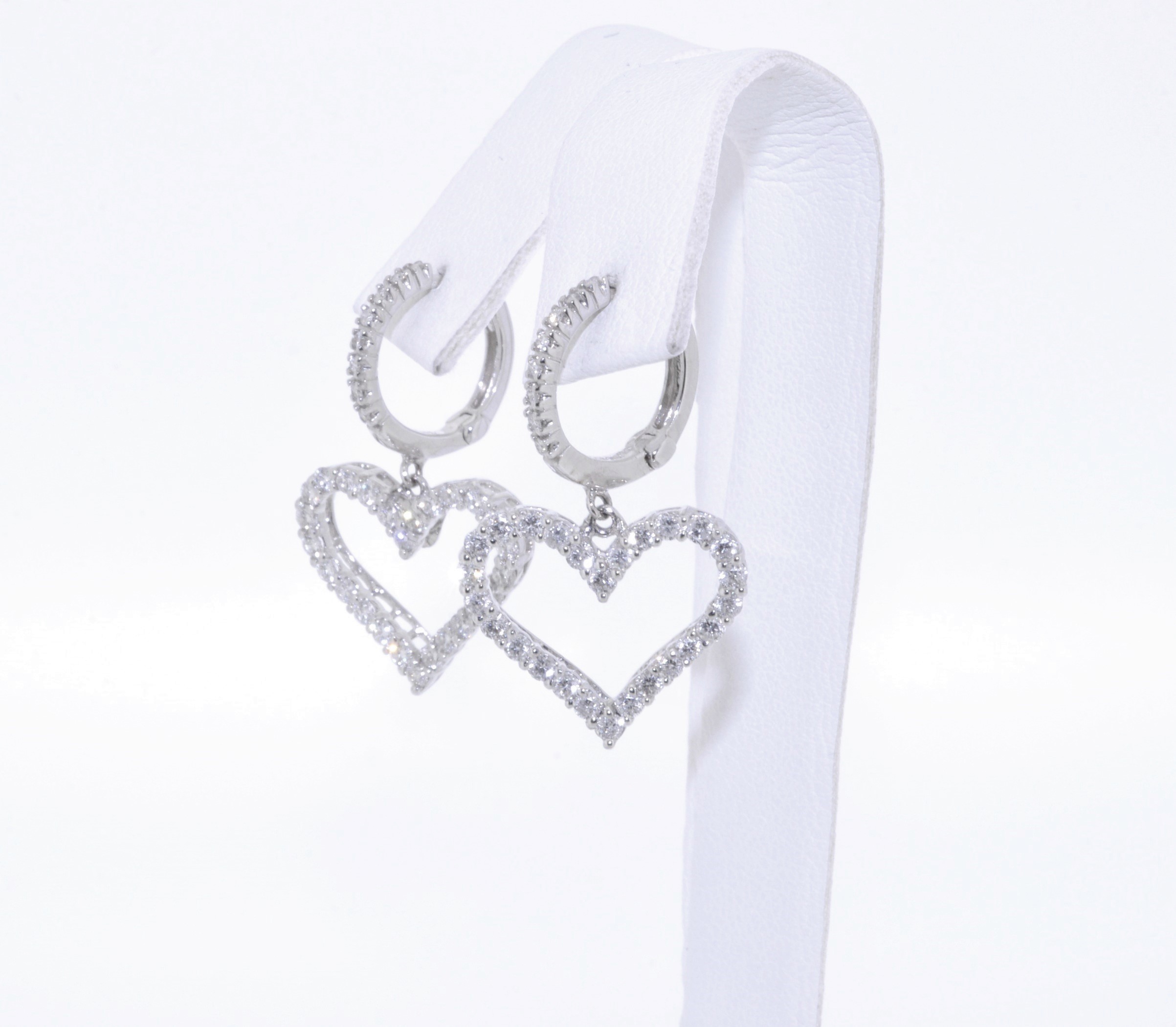 18K White Gold Hanging Diamond Heart Hoop Earrings 41000967 | Shin Brothers* 18K White Gold Hanging Diamond Heart Hoop Earrings 41000967 | Shin Brothers*