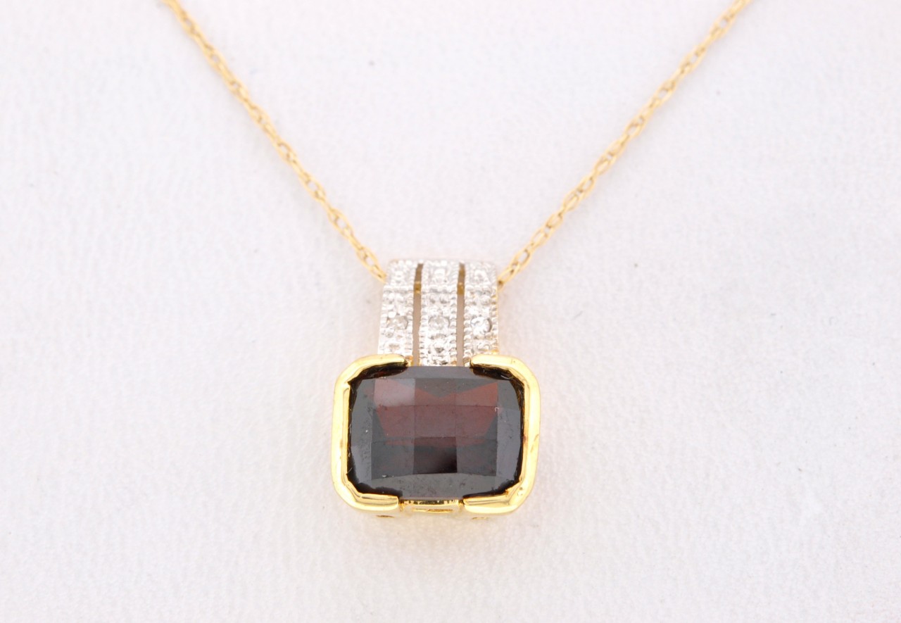 14K Yellow Gold 2.5ct Garnet & Diamond Charm 52001249 | Shin Brothers* 14K Yellow Gold 2.5ct Garnet & Diamond Charm 52001249 | Shin Brothers*