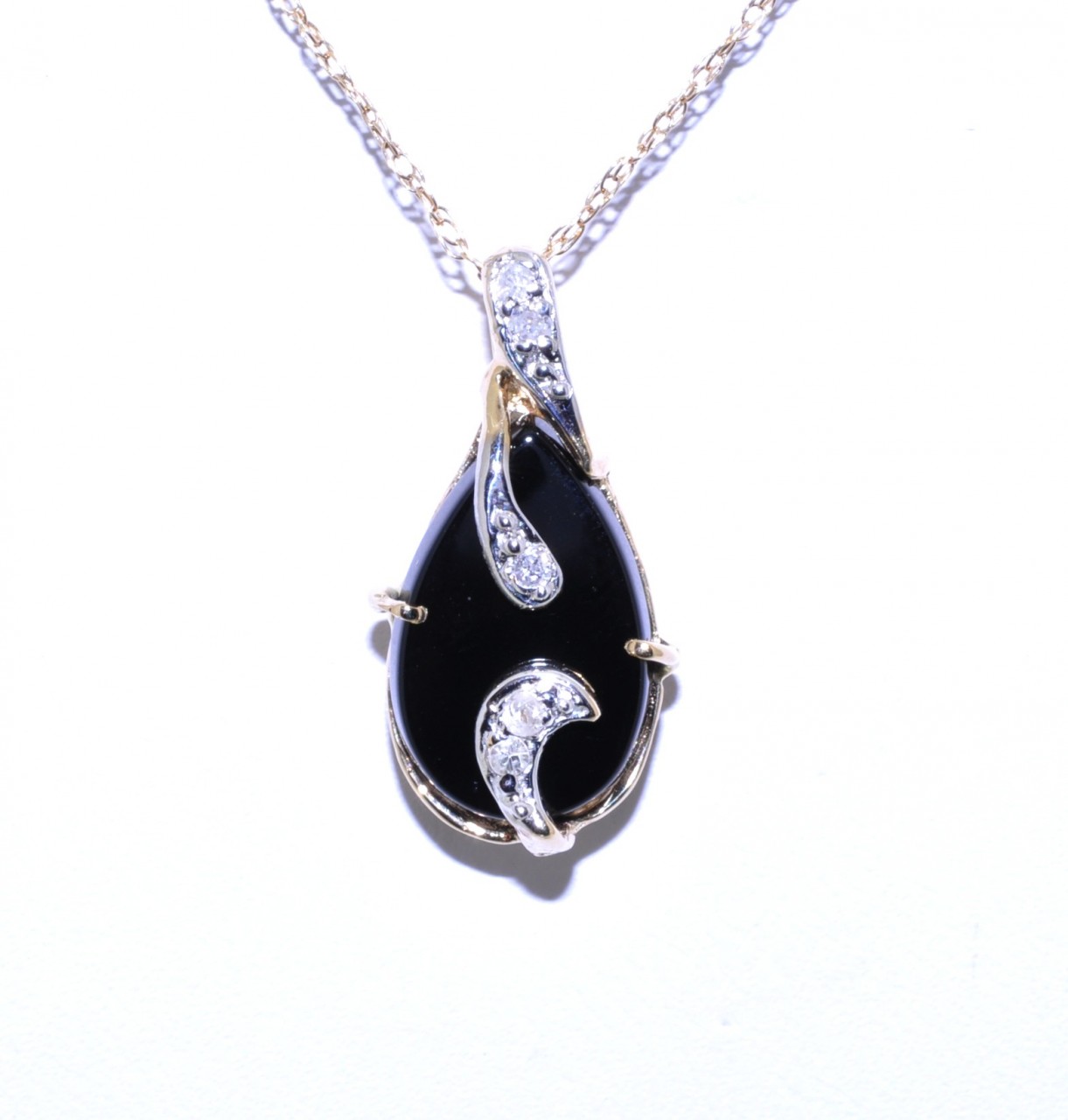 14K Yellow Gold Onyx Teardrop Charm with Diamonds 52000305 | Shin Brothers* 14K Yellow Gold Onyx Teardrop Charm with Diamonds 52000305 | Shin Brothers*