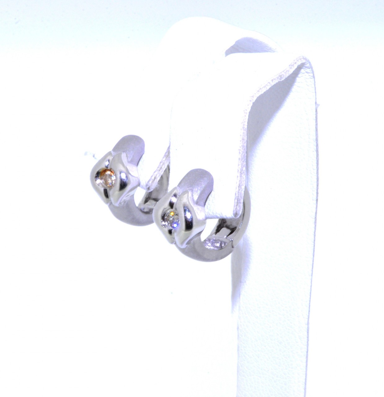 14K White Gold Diamond Huggie Earrings 41060364 | Shin Brothers* 14K White Gold Diamond Huggie Earrings 41060364 | Shin Brothers*