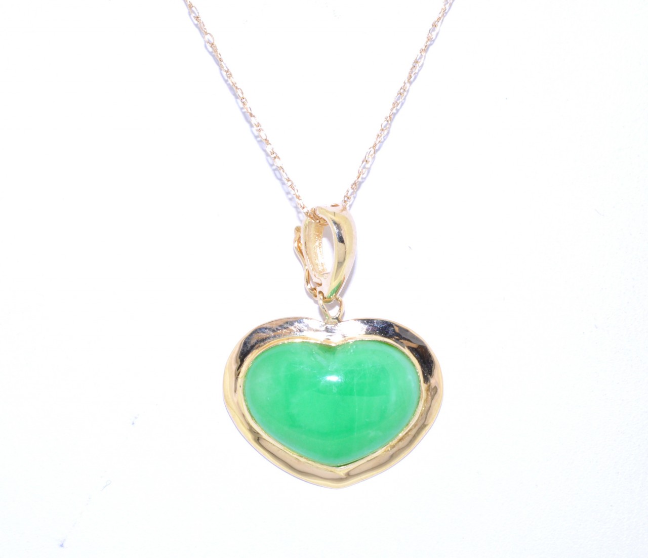 14K Yellow Gold Jade Heart Charm 52001255 | Shin Brothers* 14K Yellow Gold Jade Heart Charm 52001255 | Shin Brothers*