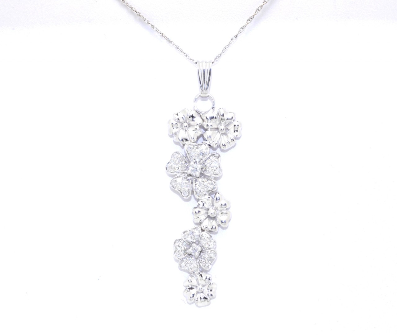 14K White Gold Diamond Flower Charm 51001433 | Shin Brothers *  14K White Gold Diamond Flower Charm 51001433 | Shin Brothers *