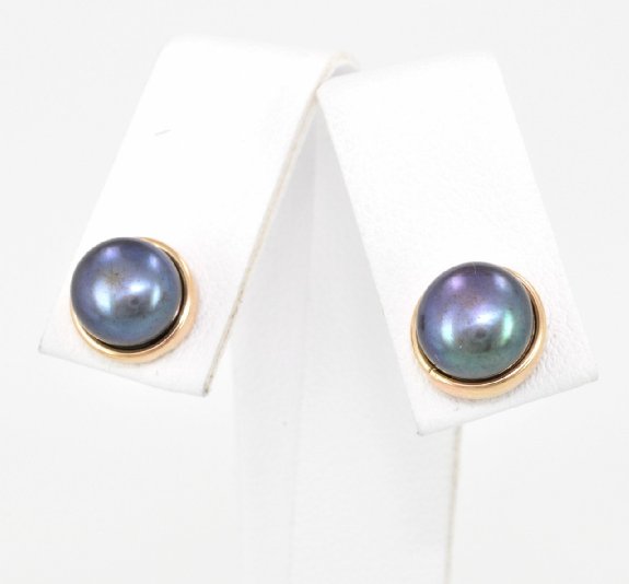 14K Yellow Gold Black Pearl Stud Earrings 42001862 | Shin Brothers* 14K Yellow Gold Black Pearl Stud Earrings 42001862 | Shin Brothers*